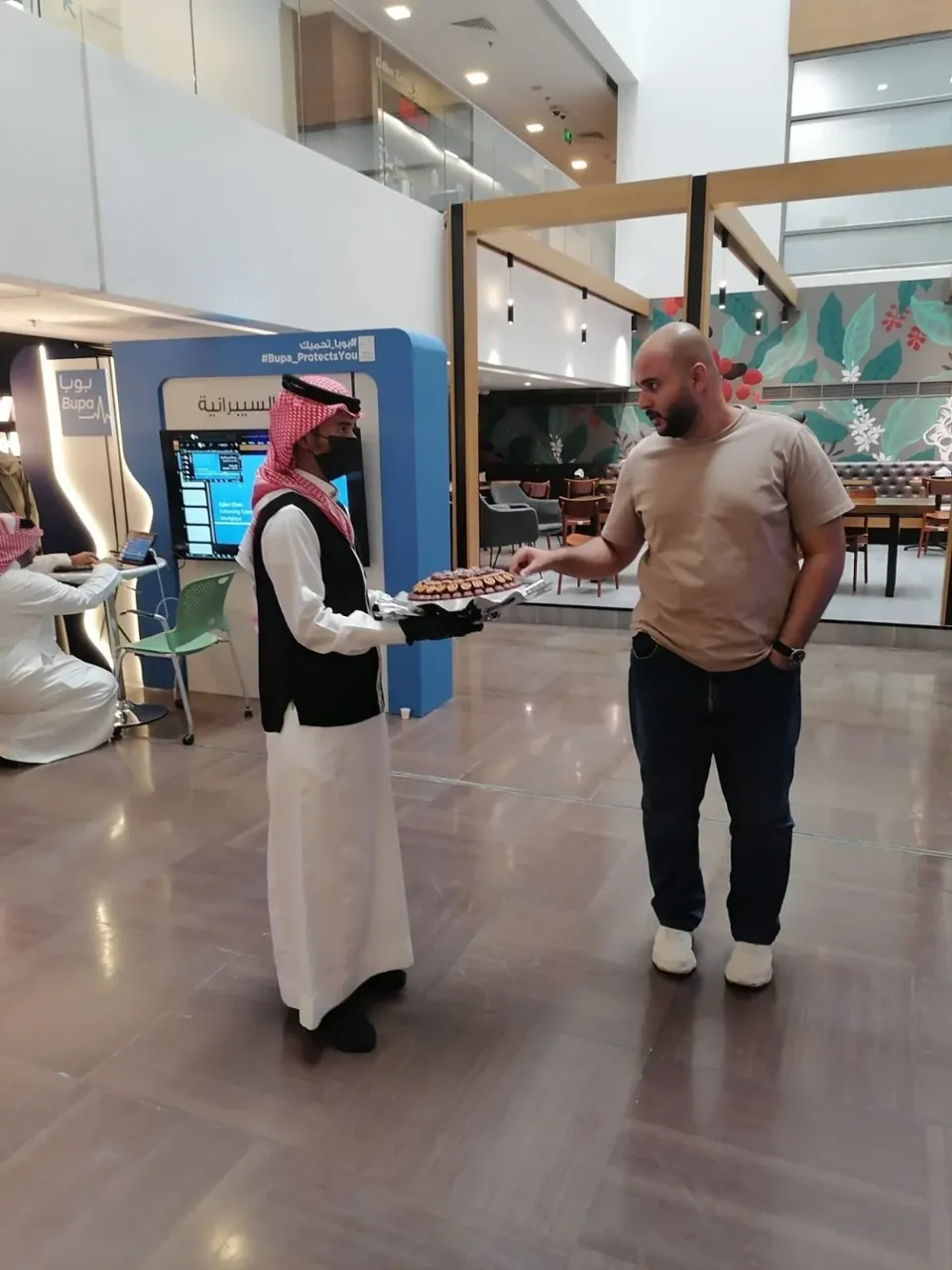 تقديم المأكولات للزوار