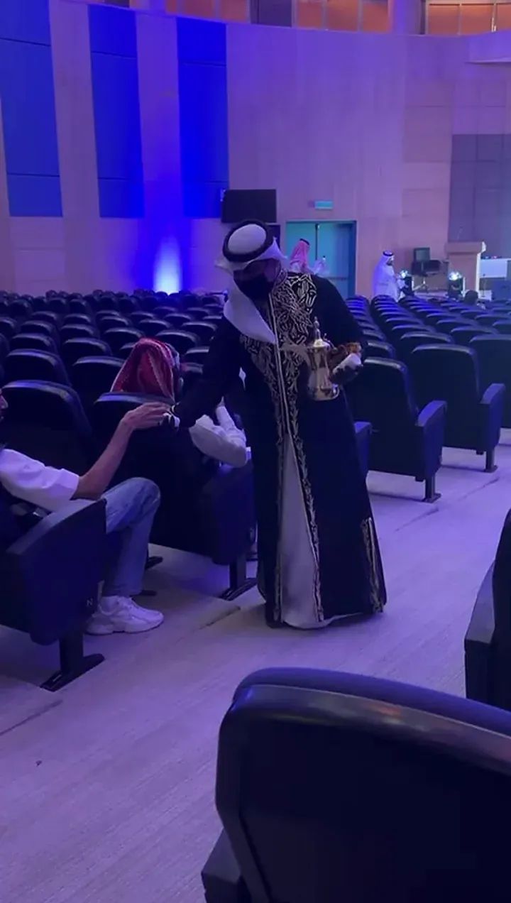 تقديم القهوة داخل قاعة