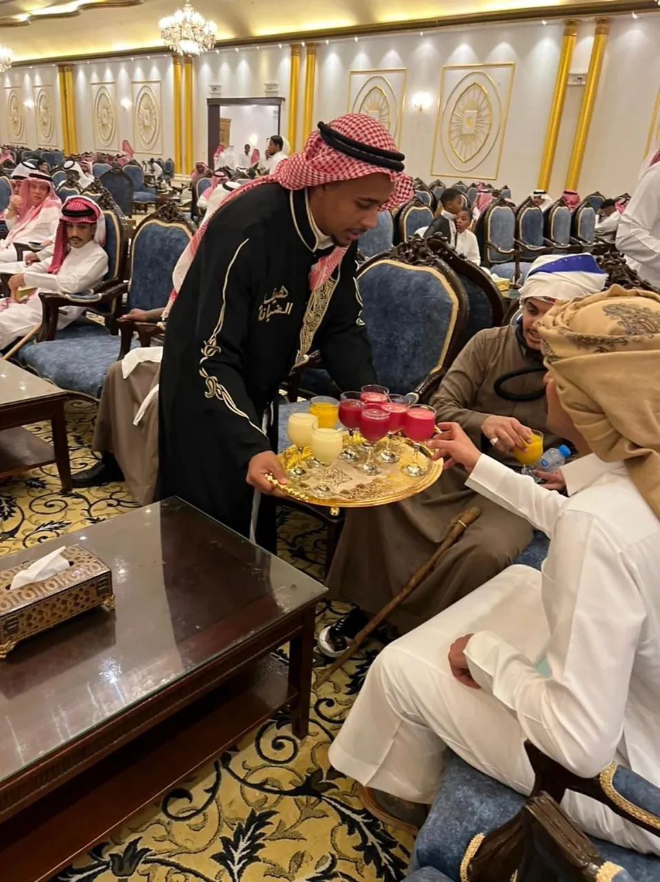 تقديم المشروبات للضيوف